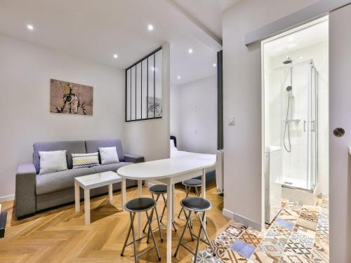 un salon avec une table et un canapé dans l'établissement Cosy apartment - 1BR 4P - Sentier Grand Rex, à Paris