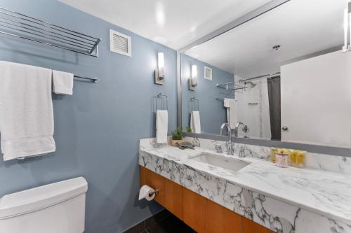 ホノルルにあるAla Moana Hotel Condo 15th floorの洗面台と鏡のあるバスルーム