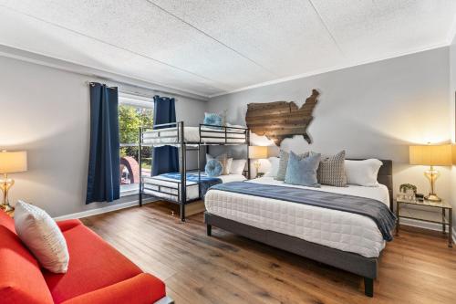 a bedroom with two bunk beds and a couch at Famous MUSIC ROW 1 Bedroom Condo with FREE Parking and Pool in Nashville