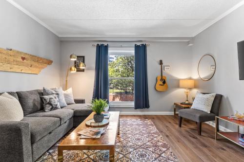 a living room with a couch and a table at Famous MUSIC ROW 1 Bedroom Condo with FREE Parking and Pool in Nashville