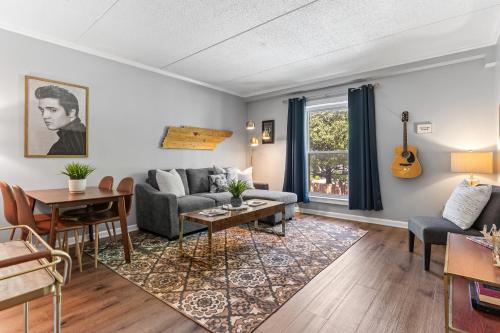 a living room with a couch and a table at Famous MUSIC ROW 1 Bedroom Condo with FREE Parking and Pool in Nashville