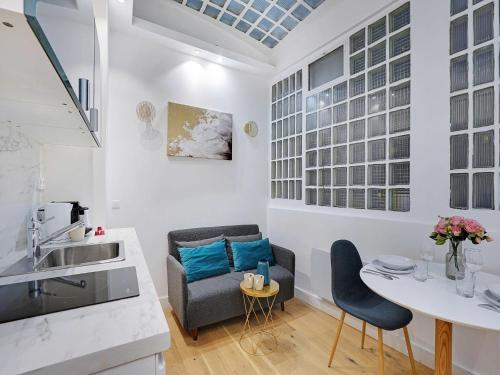 une cuisine et un salon avec une table et des chaises dans l'établissement Apartment for 4 people in Bastille, à Paris