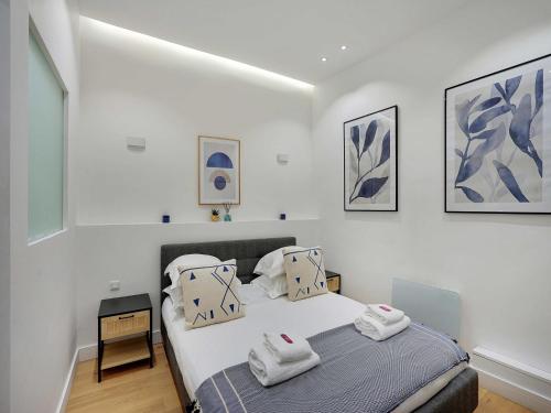 une chambre avec un lit avec des serviettes dessus dans l'établissement Apartment for 4 people in Bastille, à Paris
