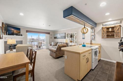 Dapur atau dapur kecil di The Landing at Newport Condominium Hotel