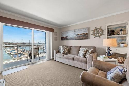 Ruang duduk di The Landing at Newport Condominium Hotel