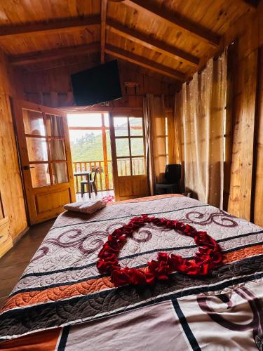a bedroom with a bed with a red flower on it at Lodge CAllacpuma in San Antonio