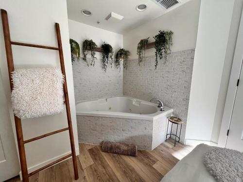 Koupelna v ubytování Three Peaks Getaway Jacuzzi Suite - sleeps 4