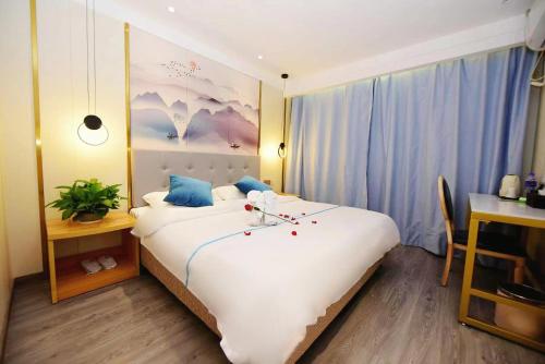 Ένα ή περισσότερα κρεβάτια σε δωμάτιο στο Longchen Holiday Hotel
