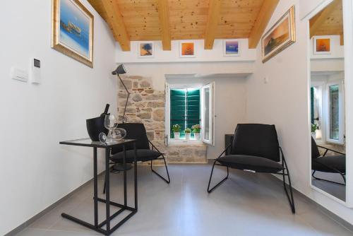 a room with chairs and a table and a window at Pylon Rooms in Split