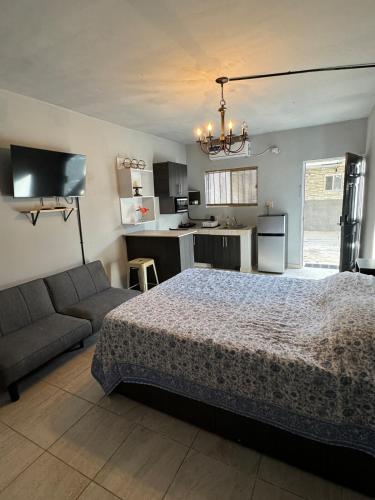 a bedroom with a bed and a couch at Estancias Nava #4 in San Antonio