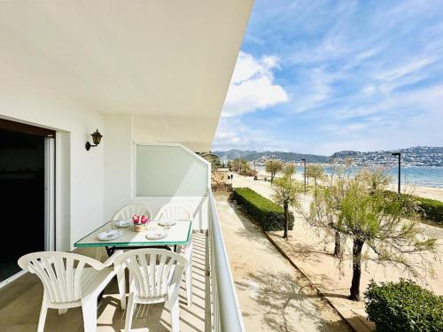 Apartamento frente al mar con gran terraza en Roses - ES-258-18
