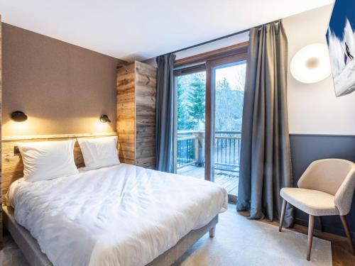 une chambre avec un lit, une chaise et une fenêtre dans l'établissement Appartement de Standing à Courchevel Village - 8 Pers, 87m², Parking, Casier à Ski - FR-1-618-29, à Courchevel