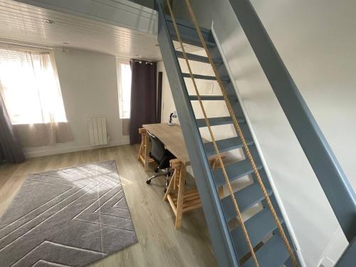une pièce avec une échelle devant une table dans l'établissement 8 les maradas bruns, à Pontoise