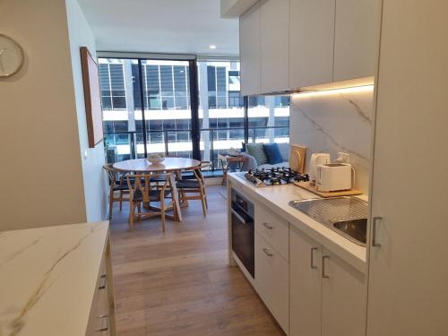 Η κουζίνα ή μικρή κουζίνα στο Southbank Bay Views Free parking WIFI smart TV