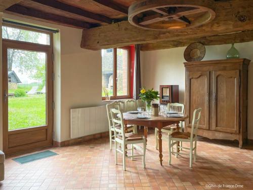une salle à manger avec une table et des chaises en bois dans l'établissement Maison de charme avec jardin et WIFI en Normandie - FR-1-497-238, à Saint-Siméon