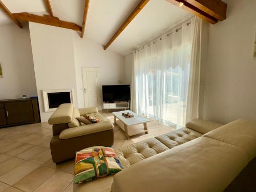 Photo de la galerie de l'établissement Maison confortable avec Piscine Privée à Saint Jean de Monts - FR-1-323-571, à Saint-Jean-de-Monts