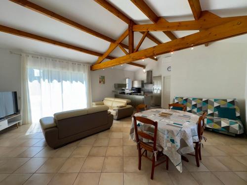 Photo de la galerie de l'établissement Maison confortable avec Piscine Privée à Saint Jean de Monts - FR-1-323-571, à Saint-Jean-de-Monts