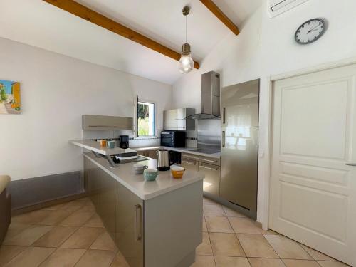 Photo de la galerie de l'établissement Maison confortable avec Piscine Privée à Saint Jean de Monts - FR-1-323-571, à Saint-Jean-de-Monts