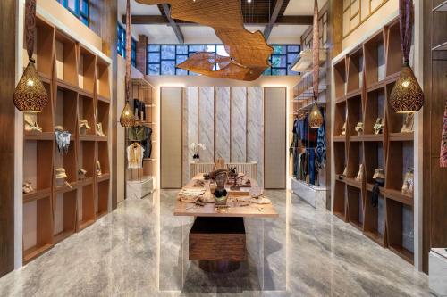 a shop with a counter in the middle of a room at Garrya Bianti Yogyakarta in Yogyakarta