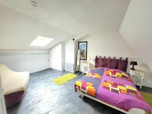 - une chambre mansardée avec un lit king-size dans l'établissement T2 Mezzanine proche plage avec balcon - Les Sables-d'Olonne - FR-1-92-571, à Les Sables-dʼOlonne