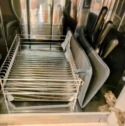 a drying rack in an oven with some utensils at Numazu Sparkle in Numazu