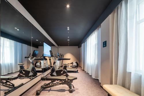 ein Fitnessstudio mit Laufbändern und Crosstrainern in der Unterkunft Atour Hotel Dalian Xinghai Square Zhongshan Road in Dalian