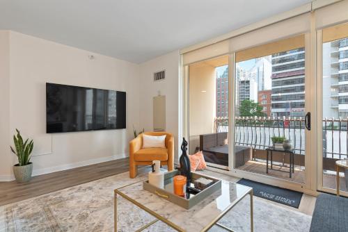 TV/Unterhaltungsangebot in der Unterkunft The Bernardin Gold Coast Luxury Apartments Near Magnificent Mile