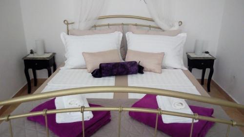 Postel nebo postele na pokoji v ubytování AMD Infinity Suites