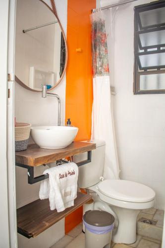 a bathroom with a sink and a toilet at Casa da Prainha - a 3min da areia - aproveite até o pôr do sol! in Arraial do Cabo
