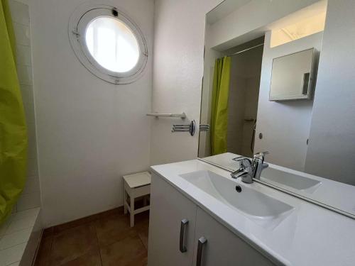 une salle de bain avec un lavabo et un miroir dans l'établissement Appartement familial T3 au Lavandou avec parking, 4 pers., proche plage - FR-1-308-204, au Lavandou