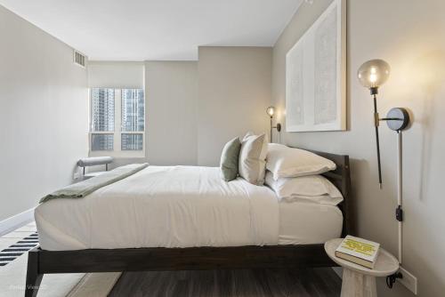 Ein Bett oder Betten in einem Zimmer der Unterkunft The Bernardin Gold Coast Luxury Apartments Near Magnificent Mile