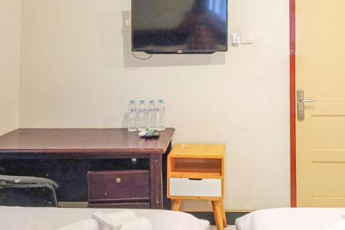 a room with a desk with glasses on it at D Martin Malioboro Hotel RedPartner in Sentool