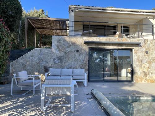 Photo de la galerie de l'établissement Villa climatisée à Bormes-les-Mimosas avec piscine privée - FR-1-308-206, à Bormes-les-Mimosas