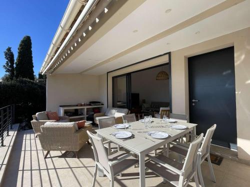 Photo de la galerie de l'établissement Villa climatisée à Bormes-les-Mimosas avec piscine privée - FR-1-308-206, à Bormes-les-Mimosas