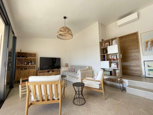 Photo de la galerie de l'établissement Villa climatisée à Bormes-les-Mimosas avec piscine privée - FR-1-308-206, à Bormes-les-Mimosas