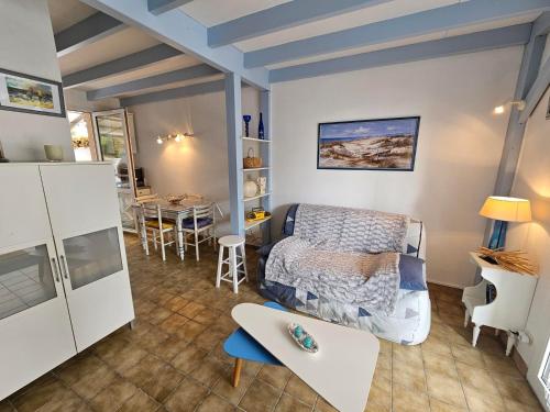 une chambre avec un lit et une salle à manger dans l'établissement Maison vacances Meschers 6 pers, proches plages - FR-1-550-88, à Meschers-sur-Gironde
