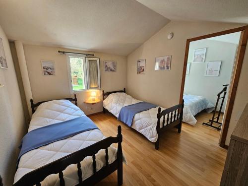 une chambre avec deux lits et un miroir dans l'établissement Maison vacances Meschers 6 pers, proches plages - FR-1-550-88, à Meschers-sur-Gironde