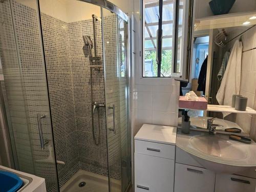 une salle de bain avec douche et lavabo dans l'établissement Maison vacances Meschers 6 pers, proches plages - FR-1-550-88, à Meschers-sur-Gironde