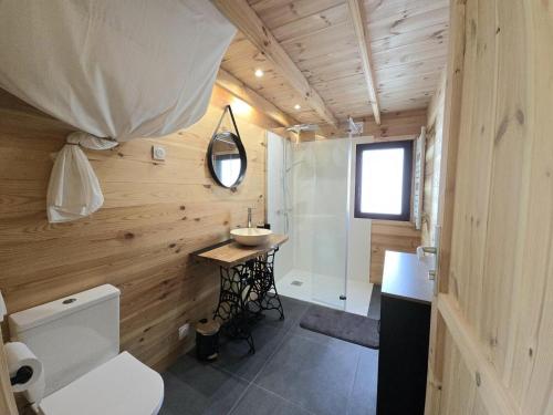 Ένα μπάνιο στο Chalet Médiéval à Domme avec Spa et Parking - FR-1-616-479