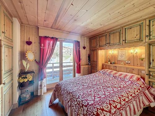 une chambre avec un lit et une grande fenêtre dans l'établissement Appartement cosy proche centre village avec balcon et parking - FR-1-560-161, à Combloux