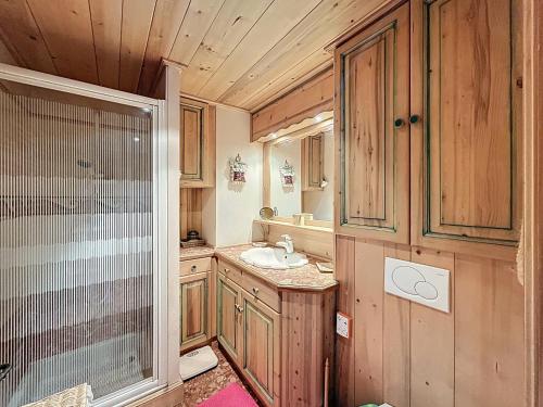 une salle de bain avec un lavabo et un miroir dans l'établissement Appartement cosy proche centre village avec balcon et parking - FR-1-560-161, à Combloux