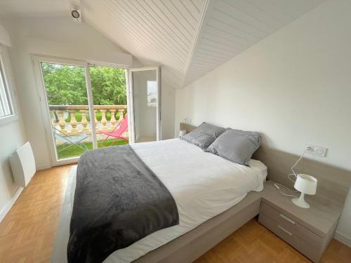 une chambre avec un grand lit et une fenêtre dans l'établissement Maison rénovée 2 chambres, 700m plage, Accès WIFI - FR-1-231-335, à Bretignolles-sur-Mer