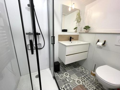 une salle de bain avec une douche, des toilettes et un lavabo dans l'établissement Maison rénovée 2 chambres, 700m plage, Accès WIFI - FR-1-231-335, à Bretignolles-sur-Mer