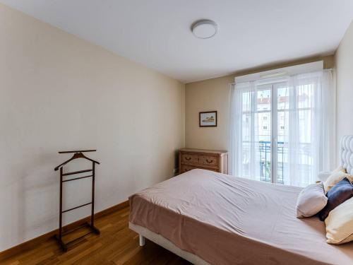 une chambre avec un lit et une fenêtre dans l'établissement Arcachon : Superbe T2 à 100m de la plage avec parking, Wifi - FR-1-433-138, à Arcachon