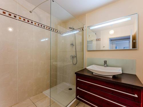 une salle de bain avec un lavabo et une douche en verre dans l'établissement Arcachon : Superbe T2 à 100m de la plage avec parking, Wifi - FR-1-433-138, à Arcachon
