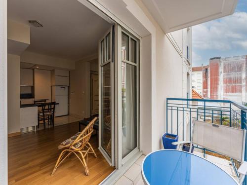 Il comprend un balcon avec une table et une salle à manger. dans l'établissement Arcachon : Superbe T2 à 100m de la plage avec parking, Wifi - FR-1-433-138, à Arcachon