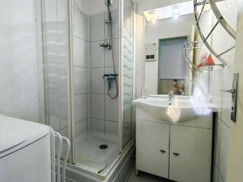 une salle de bain blanche avec un lavabo et une douche dans l'établissement Appartement calme 4 pers, proche plage, parking - FR-1-607-216, au Cap d'Agde