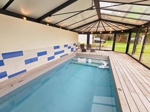 - une piscine intérieure avec une pergola et une piscine dans l'établissement Gîte Tourangelle avec Piscine Intérieure, Wifi, Jardin - FR-1-381-619, à Assay
