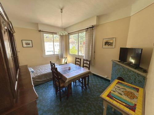 une salle à manger avec une table et un lit dans l'établissement T3 Charmant, 50m Plage, Parking Privé, Argelès-sur-Mer - FR-1-388-237, à Argelès-sur-Mer