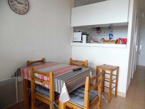 une petite cuisine avec une table et deux chaises dans l'établissement Studio cabine face mer avec parking privé, Canet-Plage - FR-1-750-69, à Canet
